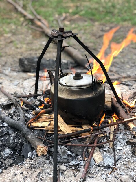 Hochwinkelansicht von Fleisch auf dem Grill