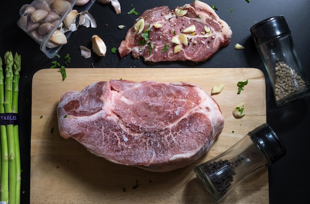 Hochwinkelansicht von Fleisch auf dem Schneidbrett über dem Tisch