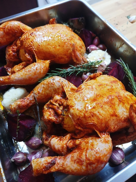 Hochwinkelansicht von Fleisch auf dem Tablett