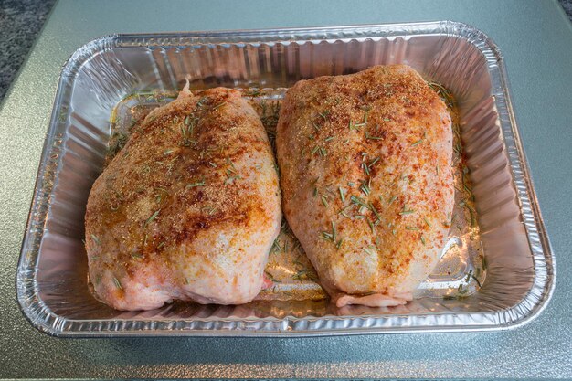 Foto hochwinkelansicht von fleisch auf einem folienbrett auf dem tisch