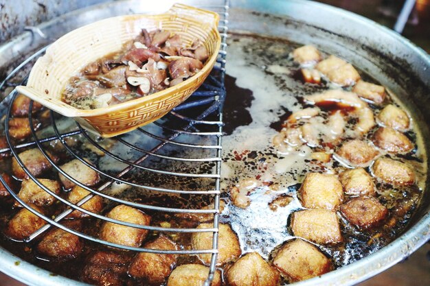 Hochwinkelansicht von Fleisch in einem Behälter auf dem Tisch