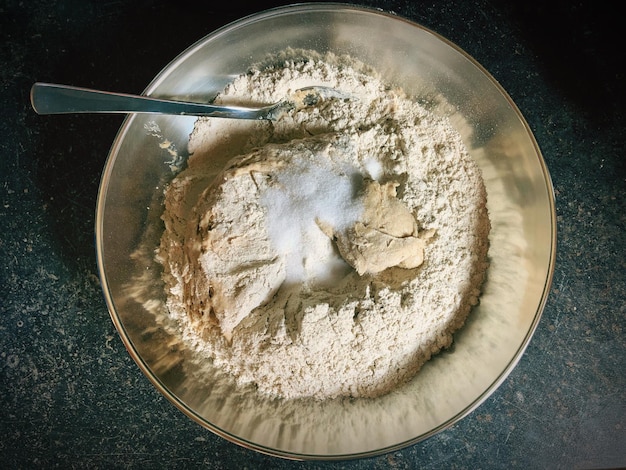 Foto hochwinkelansicht von fleisch in einer schüssel auf dem tisch