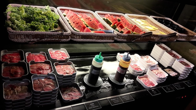 Hochwinkelansicht von Fleisch mit Gemüse und Obst auf der Fensterplattform
