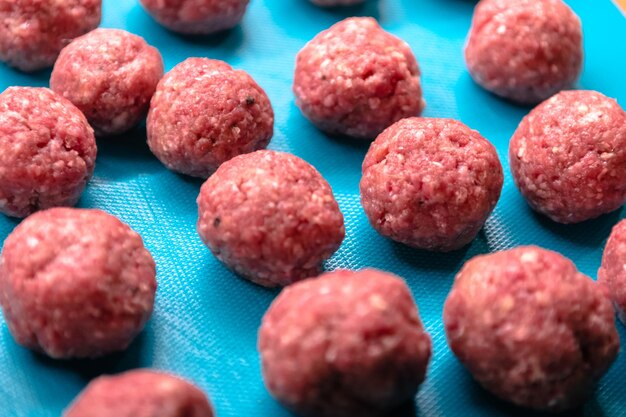 Foto hochwinkelansicht von fleischbällchen auf blauem tisch