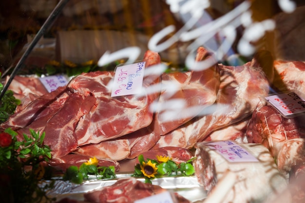 Hochwinkelansicht von Fleischstapel mit Etiketten im Laden