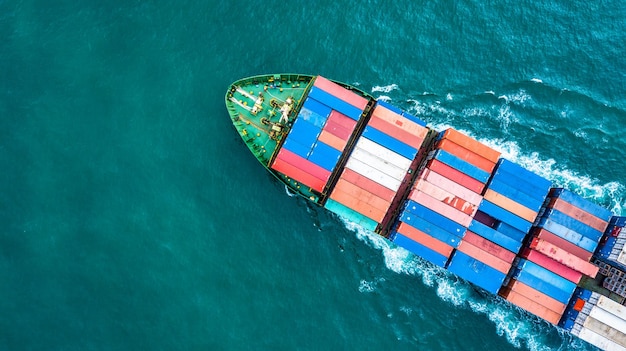 Foto hochwinkelansicht von frachtcontainern auf schiffen auf see