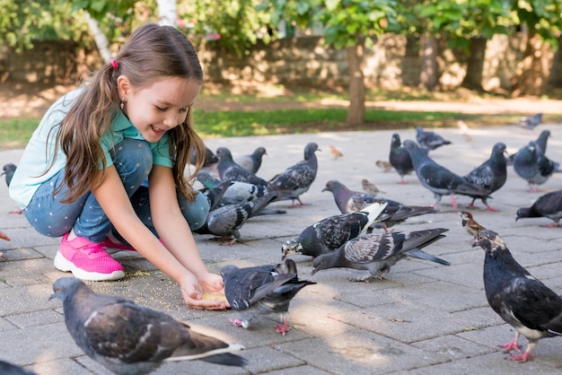 Foto hochwinkelansicht von frau und vögeln im park