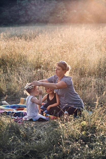 Foto hochwinkelansicht von frauen, die auf einem grasbewachsenen feld sitzen