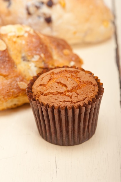 Hochwinkelansicht von frischem Cupcake und Brot auf dem Tisch