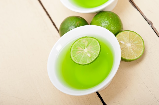 Hochwinkelansicht von frischem Limettenkühlgetränk auf dem Tisch