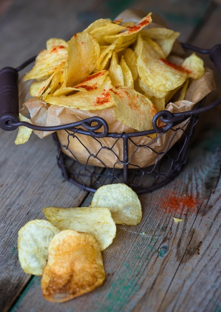 Hochwinkelansicht von frischen knusprigen Kartoffelchips auf dem Tisch