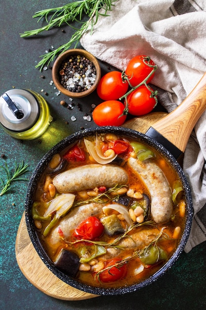 Foto hochwinkelansicht von frischen tomaten in der pfanne