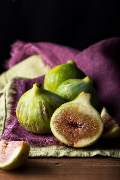 Foto hochwinkelansicht von früchten auf dem tisch