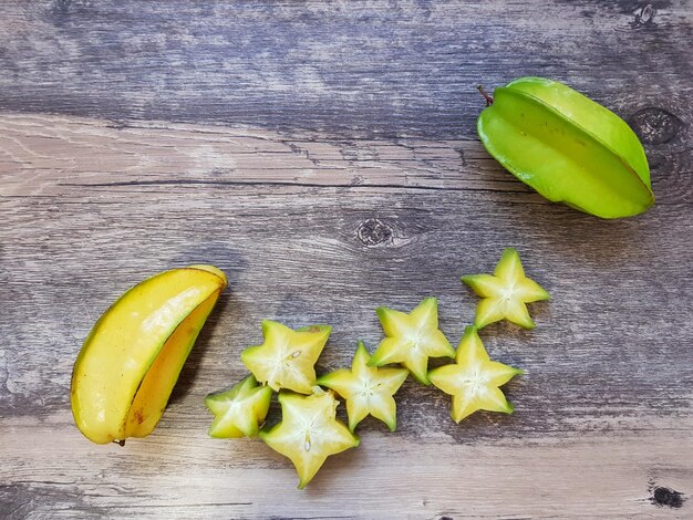 Hochwinkelansicht von Früchten auf dem Tisch