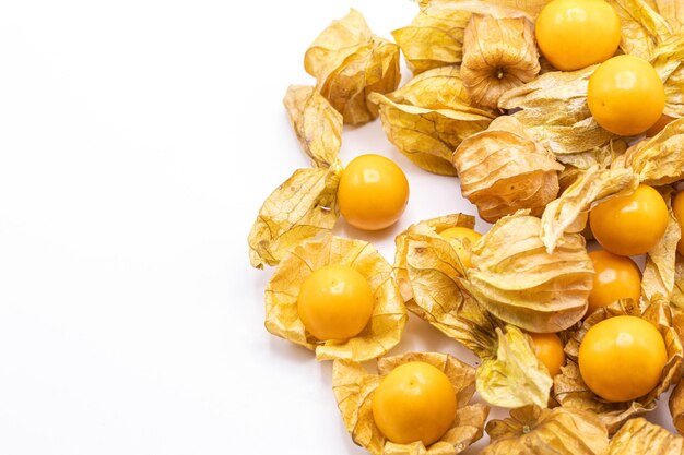Hochwinkelansicht von Früchten auf weißem Hintergrund