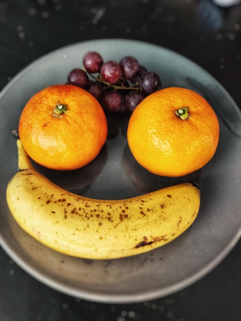 Foto hochwinkelansicht von früchten in einer schüssel auf dem tisch