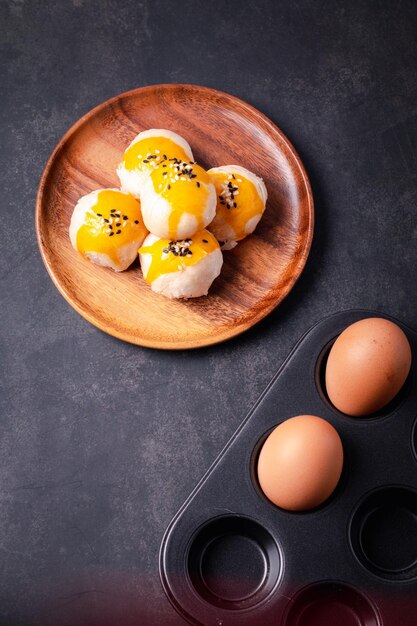 Foto hochwinkelansicht von früchten in einer schüssel auf dem tisch