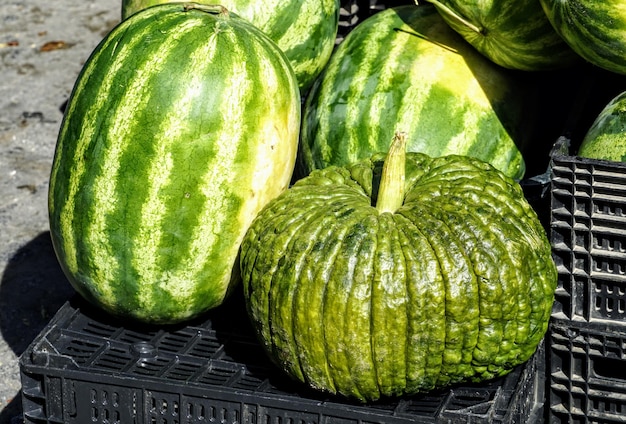 Foto hochwinkelansicht von früchten zum verkauf auf dem markt