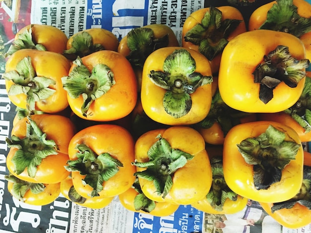 Foto hochwinkelansicht von früchten zum verkauf auf dem markt