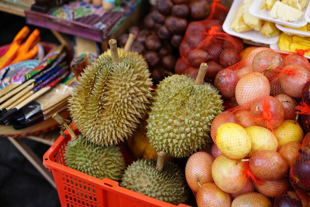 Foto hochwinkelansicht von früchten zum verkauf auf dem markt