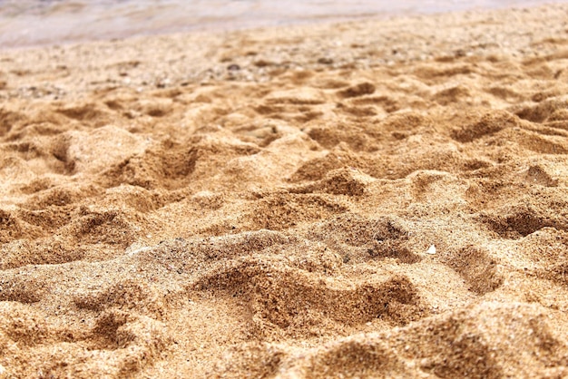 Foto hochwinkelansicht von fußabdrücken auf dem sand am strand