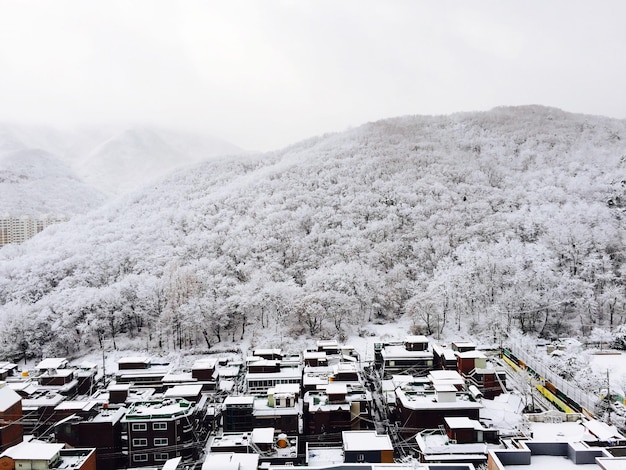 Foto hochwinkelansicht von gebäuden durch den berg im winter