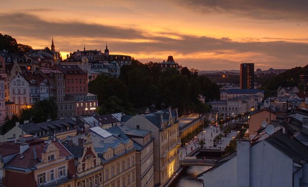 Hochwinkelansicht von Gebäuden gegen den Himmel bei Sonnenuntergang