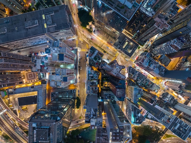 Hochwinkelansicht von Gebäuden in der Stadt bei Nacht