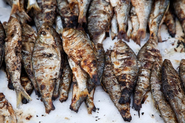 Hochwinkelansicht von gebratenen Fischen zum Verkauf auf dem Markt
