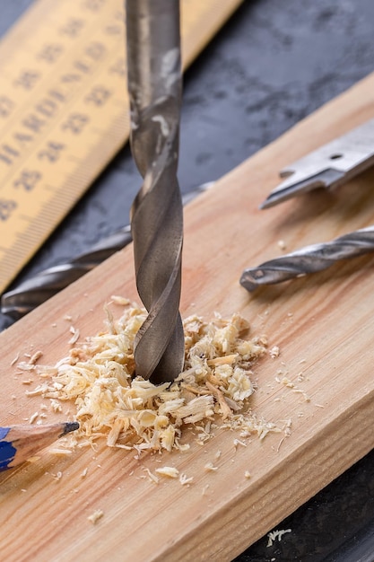 Hochwinkelansicht von gehacktem Brot auf dem Schneidbrett