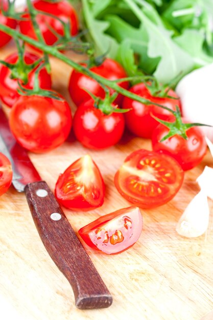 Foto hochwinkelansicht von gehackten tomaten auf dem tisch