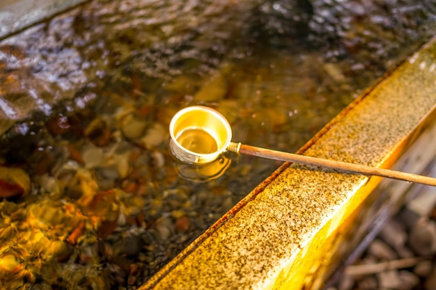 Foto hochwinkelansicht von gelbem wasser im behälter