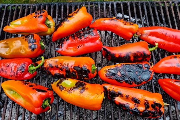 Hochwinkelansicht von Gemüse auf dem Grill