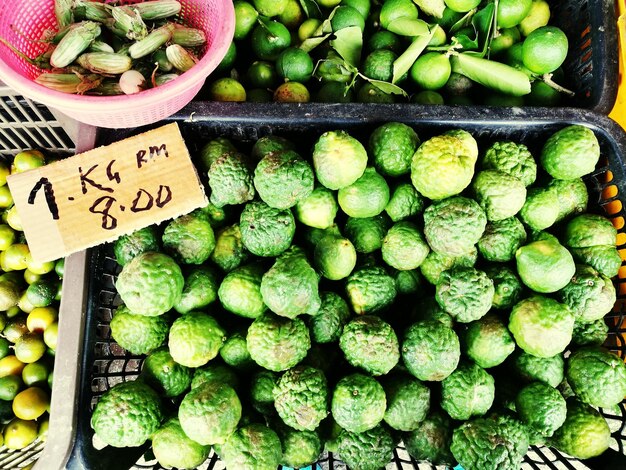 Foto hochwinkelansicht von gemüse zum verkauf auf dem markt