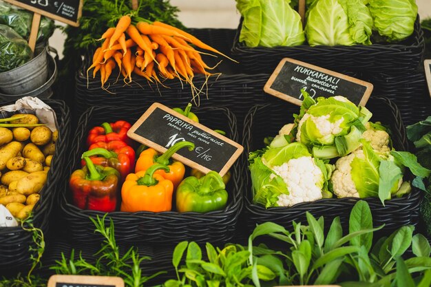 Foto hochwinkelansicht von gemüse zum verkauf auf einem marktstand