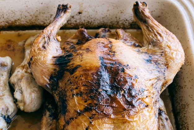 Foto hochwinkelansicht von geröstetem huhn auf dem tablett