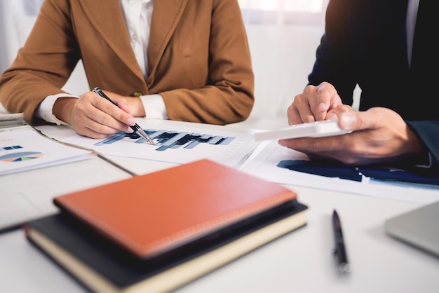 Hochwinkelansicht von Geschäftsleuten, die auf einem Tisch arbeiten