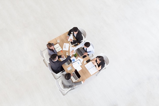 Hochwinkelansicht von Geschäftsleuten, die in einem Bürotreffen diskutieren