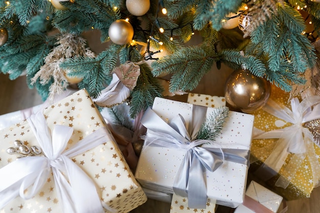 Hochwinkelansicht von Geschenkkisten zu Weihnachten