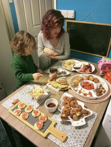 Foto hochwinkelansicht von geschwistern, die zu hause essen essen weihnachten 2022 foto von meinem einsamen super-elternteil