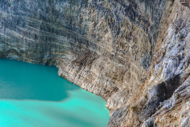 Foto hochwinkelansicht von gesteinsformationen im meer