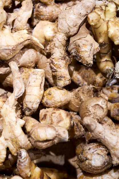 Hochwinkelansicht von Ginger zum Verkauf auf einem Marktstand