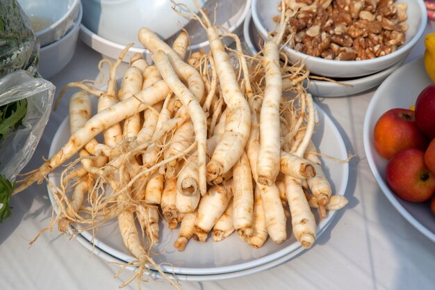 Foto hochwinkelansicht von ginseng auf dem tisch