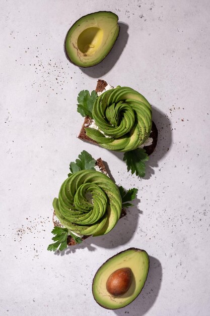 Foto hochwinkelansicht von grünen früchten auf dem tisch