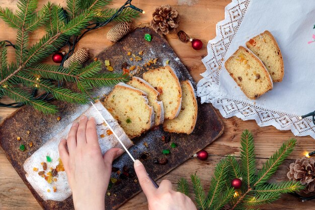 Hochwinkelansicht von Händen, die Kuchen schneiden