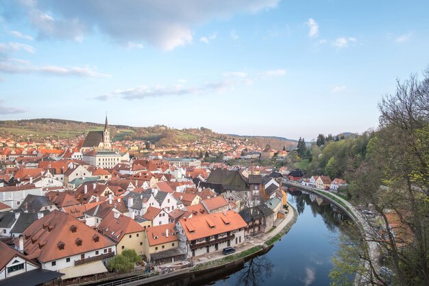 Hochwinkelansicht von Häusern am Fluss gegen den Himmel