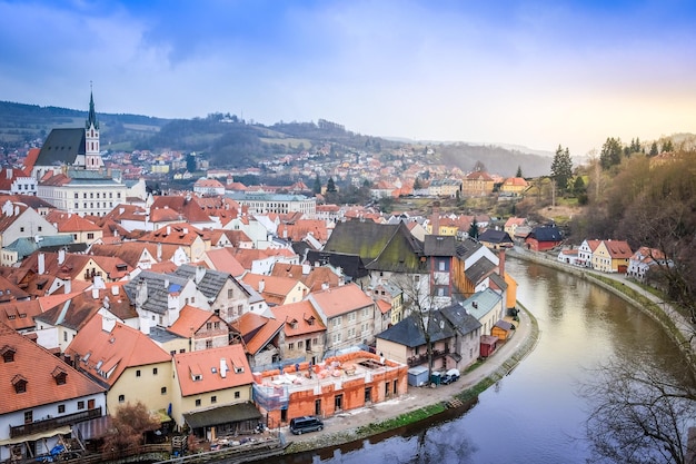 Hochwinkelansicht von Häusern am Kanal in der Stadt gegen den Himmel