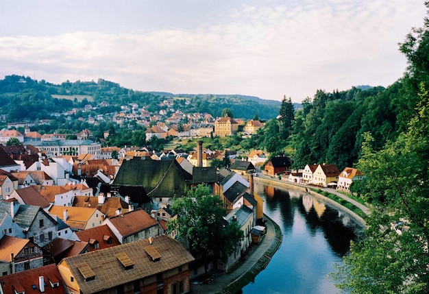 Hochwinkelansicht von Häusern am Kanal vor bewölktem Himmel