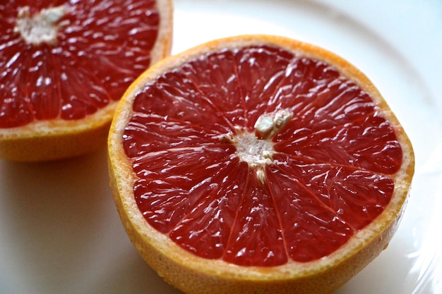 Hochwinkelansicht von halbierten Grapefruits auf einem Teller