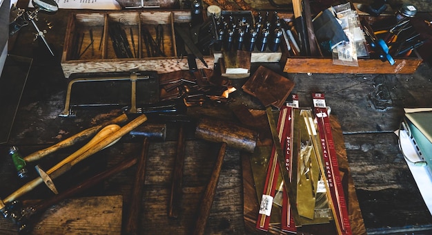 Foto hochwinkelansicht von handwerkzeugen in der werkstatt